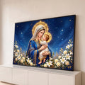 Nossa Senhora de manto azul abraçando o Menino Jesus sob céu estrelado com lírios, quadro decorativo
