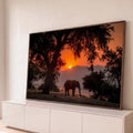 Elefante caminhando na savana africana sob grande árvore ao pôr do sol laranja, quadro decorativo