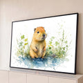 Filhote de roedor em aquarela sentado na água entre trevos verdes e respingos sobre fundo branco, quadro decorativo