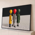 Três manequins com cabeças de balão amarelo, vermelho e verde vestindo sobretudos, quadro decorativo