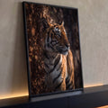 Tigre de perfil entre folhas secas, luz quente e fundo escuro na floresta, quadro decorativo