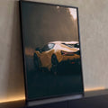 Supercarro amarelo visto de traseira com lanternas vermelhas em estrada com neblina, quadro decorativo