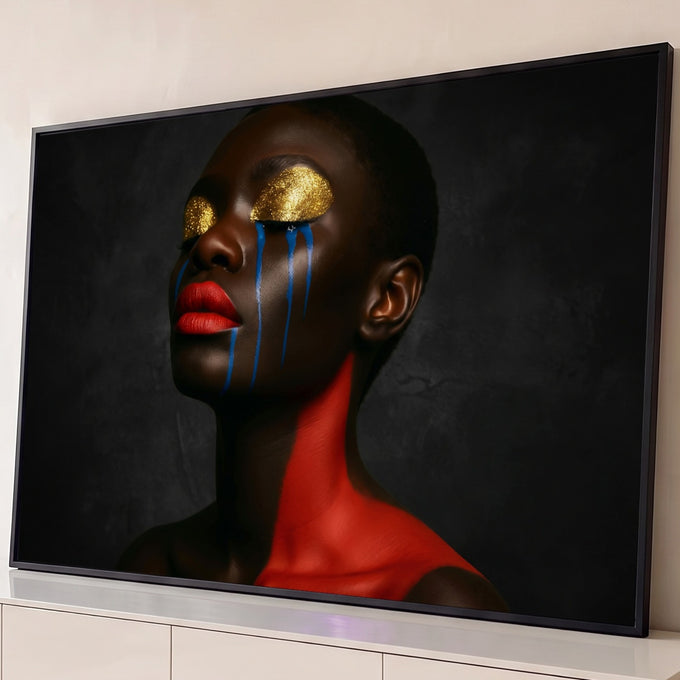 Retrato de mulher negra com glitter dourado nos olhos, lágrimas azuis e lábios vermelhos, quadro decorativo