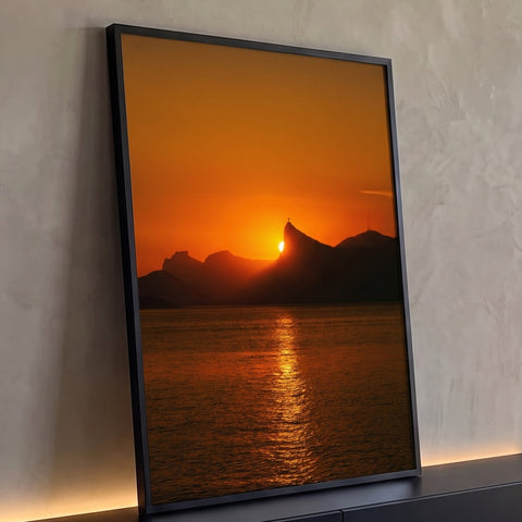 Pôr do sol laranja atrás do Corcovado com Cristo Redentor e reflexo no mar do Rio, quadro decorativo
