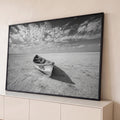 Quadro Decorativo Grande Barco com Palavra para Sala Preto | quadros decorativos para sala | barco de madeira encalhado em terra rachada com a palavra home, céu nublado em preto e branco | Porao dos Quadros