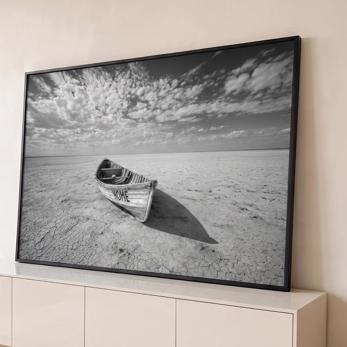 Quadro Decorativo Grande Barco com Palavra para Sala Preto | quadros decorativos para sala | barco de madeira encalhado em terra rachada com a palavra home, céu nublado em preto e branco | Porao dos Quadros