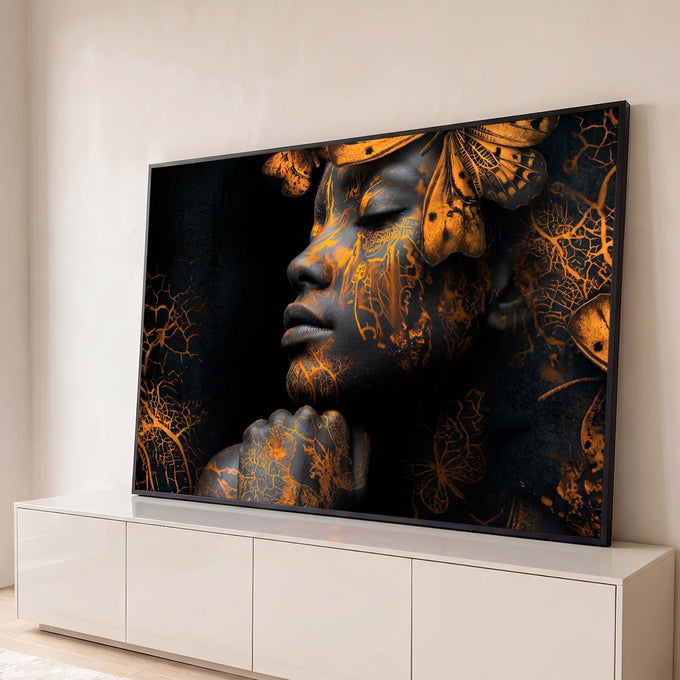 Quadro Decorativo Grande Rosto Rachaduras Douradas para Sala | quadros decorativos para sala | rosto feminino em perfil com rachaduras douradas e borboletas sobre fundo preto | Porao dos Quadros