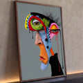 Rosto surreal com retalhos coloridos, três olhos, costuras e gotas pretas e vermelhas, quadro decorativo