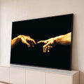 Quadro Decorativo Grande Mãos Douradas para Sala Dourado | quadros decorativos para sala | mãos douradas se tocando quase em contato sobre fundo preto profundo | Porao dos Quadros
