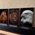 Quadro Decorativo Kit 3 Telas Cavalo Leão e Águia para Sala | quadros decorativos para sala | três retratos de animais, cavalo castanho, leão com juba e águia em preto e branco | Porao dos Quadros