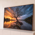 Quadro Decorativo Grande Árvore e Barco para Sala Laranja | quadros decorativos para sala | árvore de raízes expostas com barco de madeira à beira de rio ao pôr do sol | Porao dos Quadros
