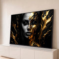 Rosto feminino de olhos fechados com tinta dourada escorrendo sobre fundo preto, quadro decorativo