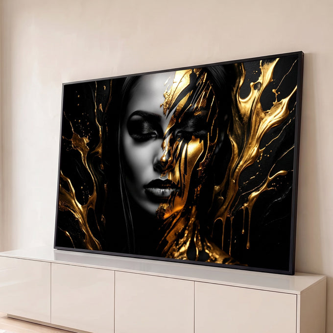 Rosto feminino de olhos fechados com tinta dourada escorrendo sobre fundo preto, quadro decorativo
