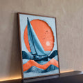 Veleiro navegando entre ondas azuis e laranja diante de grande sol em colagem de papel, quadro decorativo