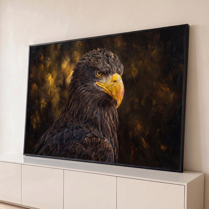 Quadro Decorativo Grande Águia de Bico para Sala Marrom | quadros decorativos para sala | retrato de águia em pintura a óleo com bico amarelo e fundo dourado desfocado | Porao dos Quadros