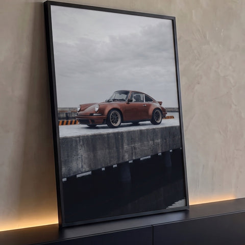 Quadro Decorativo Grande Carro Esportivo Marrom para Sala | quadros decorativos para sala | carro esportivo clássico cor cobre estacionado num píer de concreto cinza | Porao dos Quadros