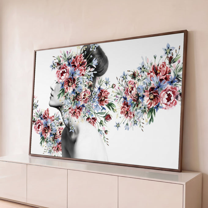 Retrato de mulher de perfil em preto e branco com peônias e flores azuis em aquarela, quadro decorativo