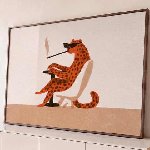 Leopardo ilustrado de óculos escuros e piteira sentado na poltrona, fundo bege, quadro decorativo