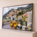 Terraço em Positano com cestas de limões, cerâmicas azuis e vila colorida na montanha, quadro decorativo