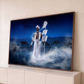 Quadro Decorativo Grande Guerreiro para Sala Azul | quadros decorativos para sala | homem com traje branco tribal e bastão com franjas em meio à neblina sob céu estrelado | Porao dos Quadros