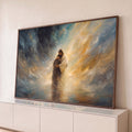 Pintura de Jesus abraçando uma pessoa sobre as águas, com luz dourada e nuvens azuis, quadro decorativo