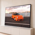 Porsche 911 clássico laranja à beira-mar com o skyline de Miami ao entardecer, quadro decorativo