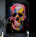 Caveira colorida em pinceladas de rosa, amarelo, azul e vermelho sobre fundo preto, quadro decorativo