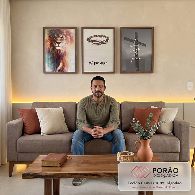 Quadro Decorativo Leão, Cruz, Coroa: Símbolos de Fé e Poder em sala de estar moderna - quadros decorativos para sala