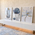 Quadro Decorativo Flores e Penas Azuis: Toque Sereno em ambiente decorado - quadros decorativos para sala
