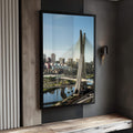 Ponte Estaiada de São Paulo com skyline, rio espelhado e céu azul, quadro decorativo