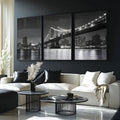 Ponte de Manhattan iluminada à noite sobre o rio com prédios de Nova York em preto e branco, quadro decorativo