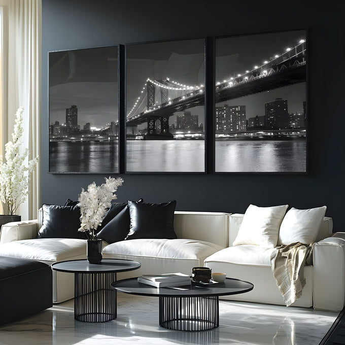 Ponte de Manhattan iluminada à noite sobre o rio com prédios de Nova York em preto e branco, quadro decorativo