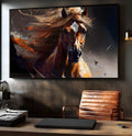 Cavalo alazão com crina dourada ao vento e respingos laranja em fundo escuro, quadro decorativo