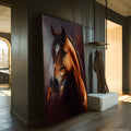 Retrato realista de cavalo alazão com listra branca na face sobre fundo escuro, quadro decorativo