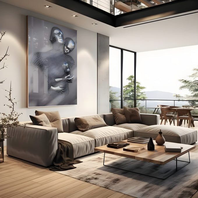 Casal abraçado em escultura de malha metálica prata, com coração nas mãos, fundo cinza, quadro decorativo
