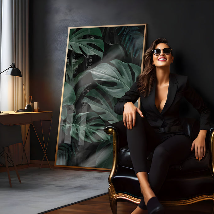 Folhas de costela de adão e samambaias verdes sobre fundo escuro, quadro decorativo