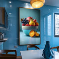 Tigela azul com maçãs, pera, mirtilos, framboesas e laranjas cortadas sobre fundo turquesa, quadro decorativo