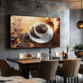 Xícara de café com grãos e croissant sobre mesa de madeira quadro decorativo
