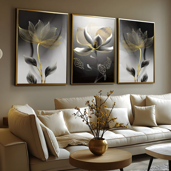 Três telas com flores de lótus em traços dourados sobre fundo preto e cinza, quadro decorativo