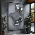 Casal abraçado em escultura de malha metálica prata, com coração nas mãos, fundo cinza, quadro decorativo