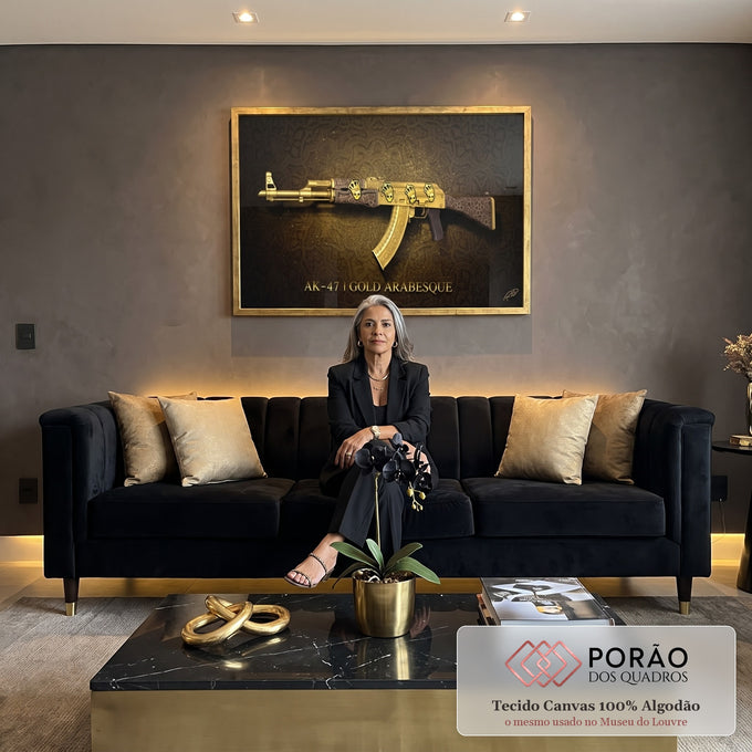 Quadro Decorativo AK-47 Dourado: Luxo e Poder em sala de estar moderna - quadros decorativos para sala