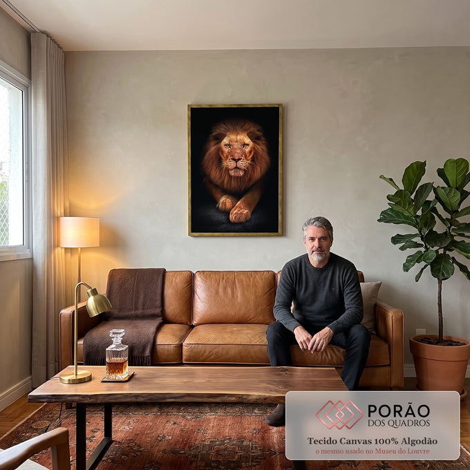 Quadro Decorativo Realeza Selvagem: Leão Dourado Único em sala de estar moderna - quadros decorativos para sala