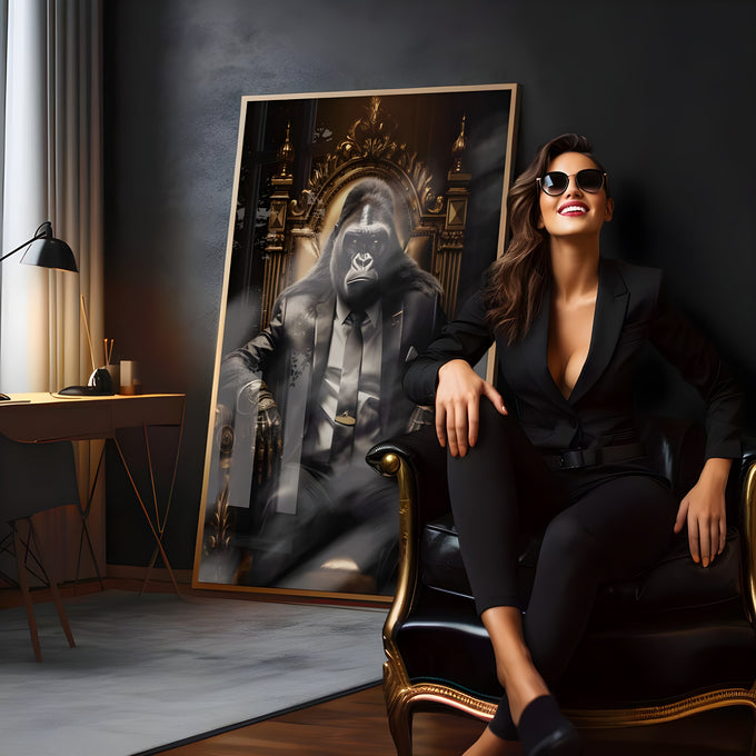 Gorila de terno preto e gravata sentado em trono dourado ornamentado, quadro decorativo