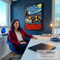 Quadro Decorativo Grande Van Gogh e Mona Lisa para Sala Azul | quadros decorativos | homem e mulher estilo Van Gogh e Mona Lisa em carro vermelho sob céu estrelado | em ambiente 2 | Porao dos Quadros