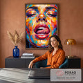 Rosto de mulher de olhos fechados e boca aberta em pinceladas grossas coloridas, quadro decorativo