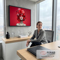 Mulher de óculos e lábios vermelhos com cabeça coberta de rosas em fundo vermelho, quadro decorativo