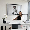 Mulher de chapéu branco e batom vermelho em preto e branco, ombro à mostra, quadro decorativo