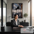 Silhueta preta de cavalo empinado com reflexo em piso espelhado de prédio de vidro e névoa, quadro decorativo