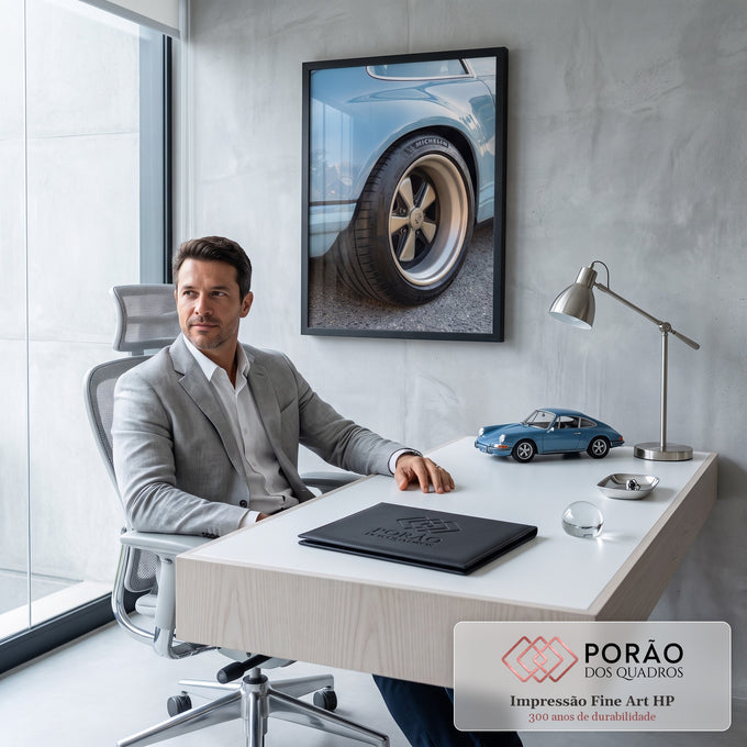 Roda clássica de Porsche azul claro com pneu Michelin em close fotográfico, quadro decorativo