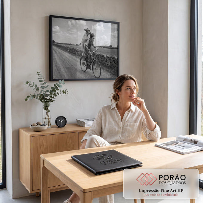Quadro Decorativo Grande Menino e Cão para Sala Preto | quadros decorativos | menino sorridente pedalando bicicleta com cão em pé no bagageiro, foto preto e branco | em ambiente 2 | Porao dos Quadros